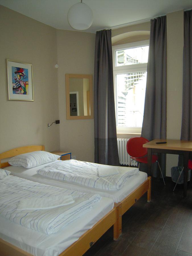 Happy Go Lucky Hotel + Hostel Schoeneberg Berlim Exterior foto
