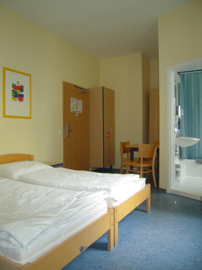Happy Go Lucky Hotel + Hostel Schoeneberg Berlim Exterior foto