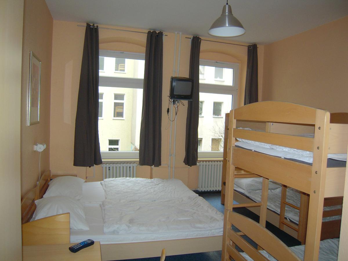 Happy Go Lucky Hotel + Hostel Schoeneberg Berlim Exterior foto