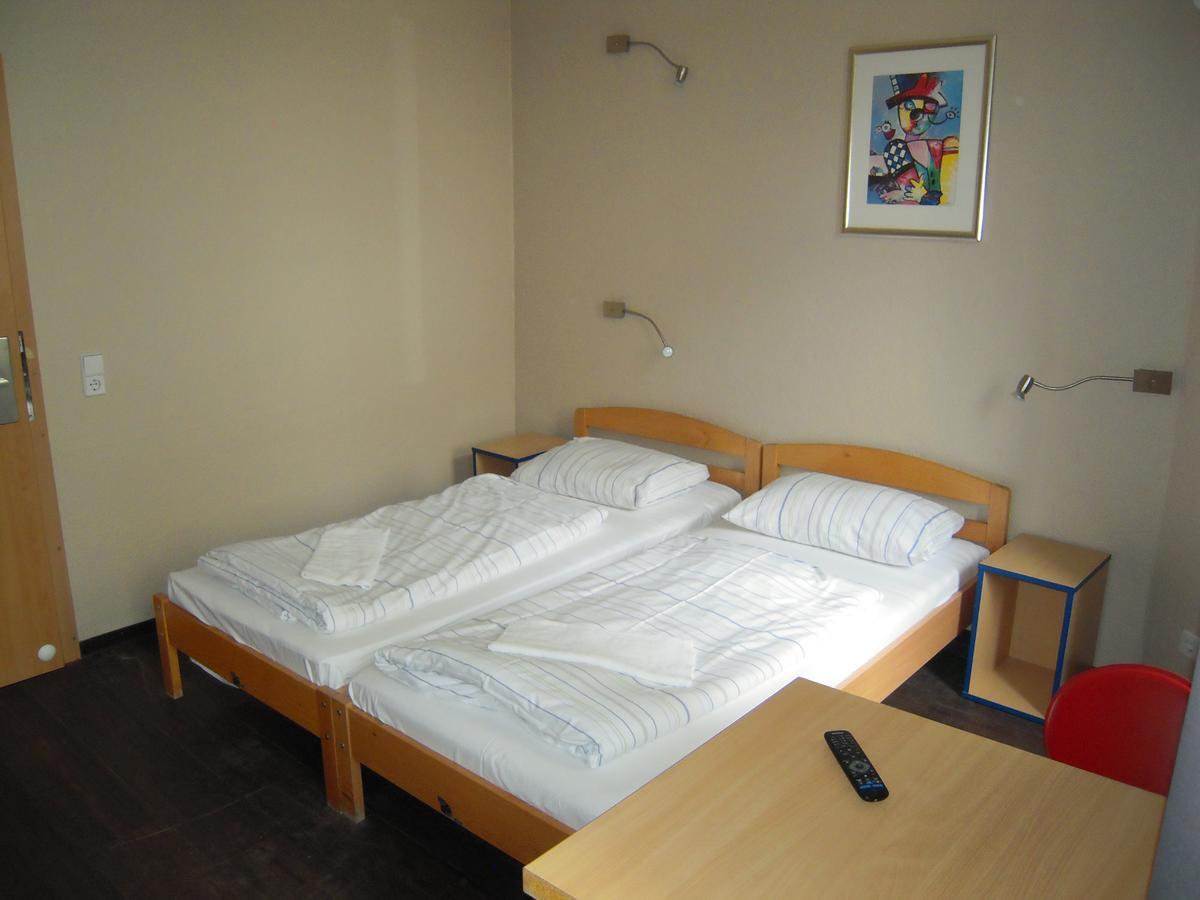 Happy Go Lucky Hotel + Hostel Schoeneberg Berlim Exterior foto