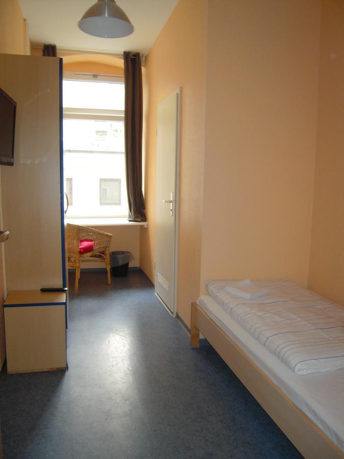 Happy Go Lucky Hotel + Hostel Schoeneberg Berlim Exterior foto