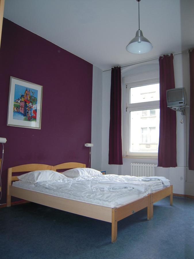 Happy Go Lucky Hotel + Hostel Schoeneberg Berlim Exterior foto