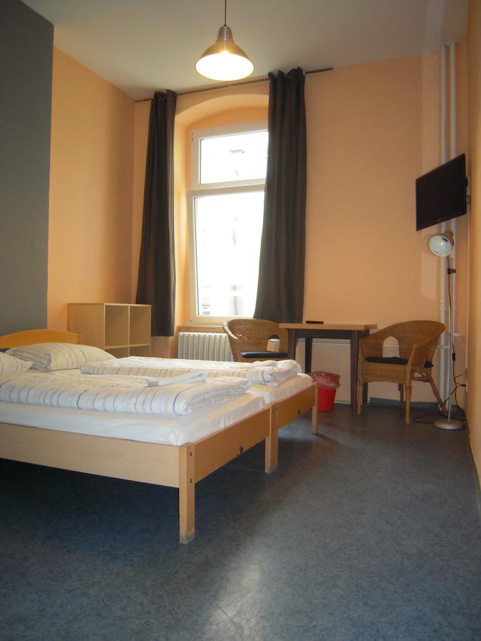 Happy Go Lucky Hotel + Hostel Schoeneberg Berlim Exterior foto