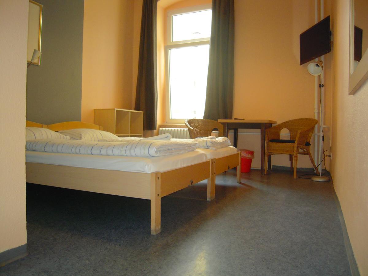Happy Go Lucky Hotel + Hostel Schoeneberg Berlim Exterior foto