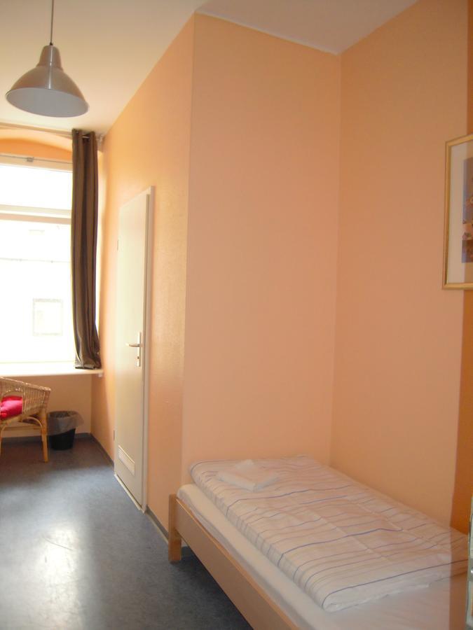 Happy Go Lucky Hotel + Hostel Schoeneberg Berlim Exterior foto