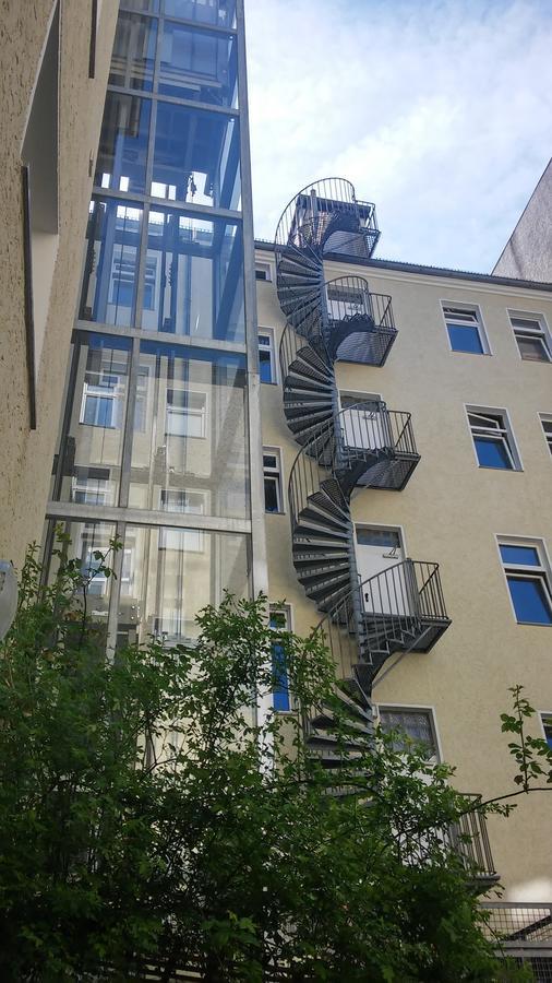 Happy Go Lucky Hotel + Hostel Schoeneberg Berlim Exterior foto