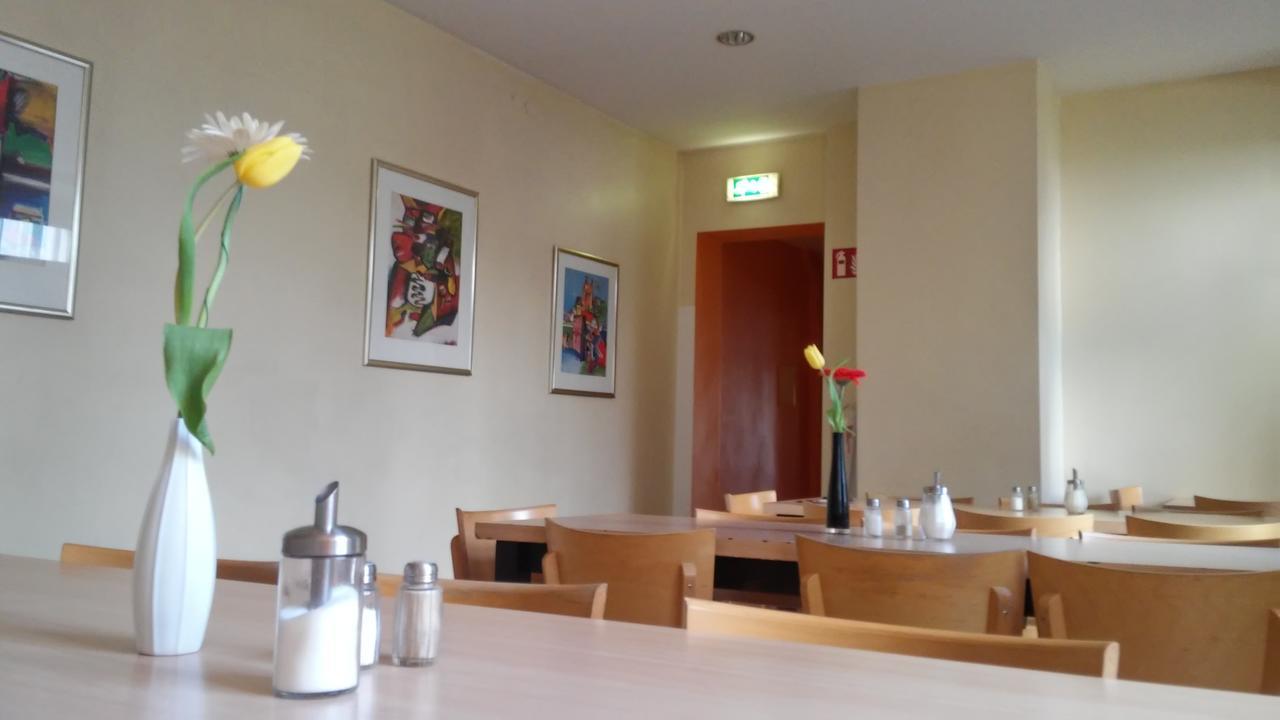 Happy Go Lucky Hotel + Hostel Schoeneberg Berlim Exterior foto
