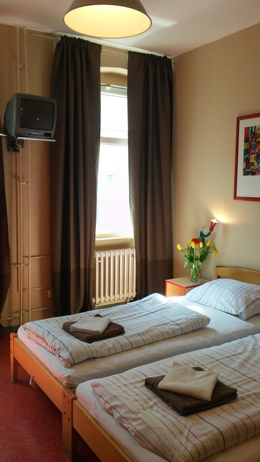 Happy Go Lucky Hotel + Hostel Schoeneberg Berlim Exterior foto