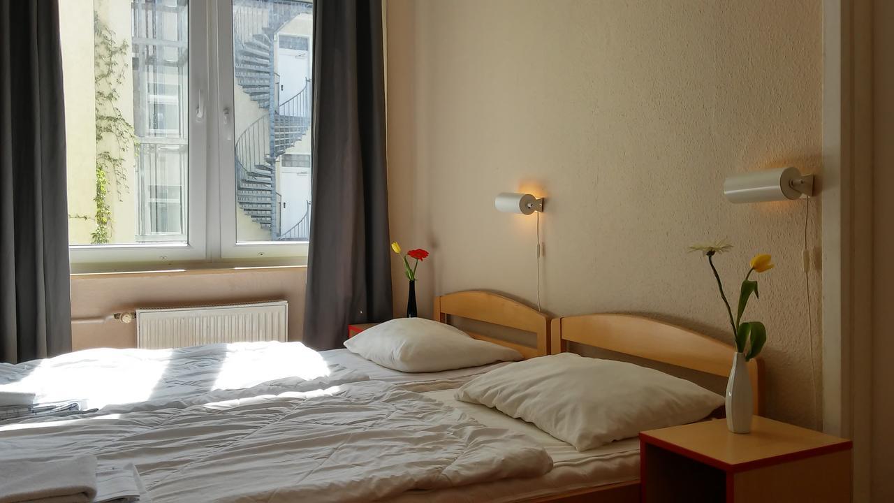 Happy Go Lucky Hotel + Hostel Schoeneberg Berlim Exterior foto